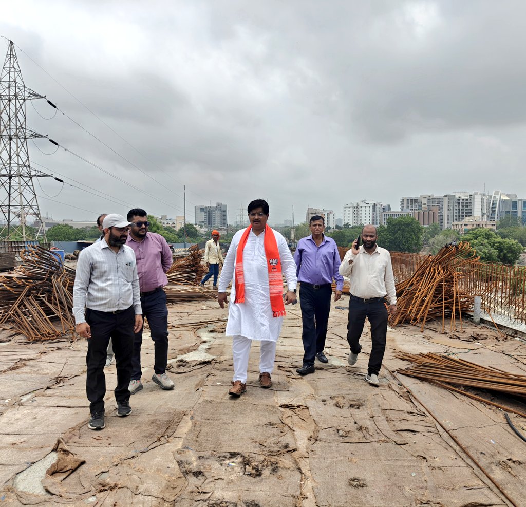 AmitThakerBJP's tweet photo. મકરબા બ્રિજ
🔹આવતીકાલ 6 તારીખે એક સ્લેબ બંધાશે.

🔹12 તારીખે બીજો સ્લેબ બંધાશે.

🔹14 દિવસ પછી એના પર ડામર રોડ બનશે અને જુલાઈના અંત સુધીમાં બ્રિજનું કામ પૂર્ણ થશે.

જેનું કાઉન્સિલર મિત્રો અને સંગઠનના પદાધિકારીઓ સાથે નિરીક્ષણ કર્યું.
#MakarbaOverbridge #Overbridge #Bridge https://t.co/daBIZZGTQb
