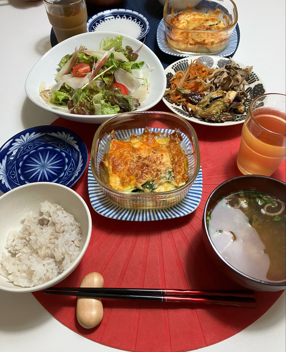 jigenryu's tweet photo. 今日はのんびりしつつ体調や日常を整えるデー。
散歩して、本をよみ、作り置きを作るなど。

5種のきのこの塩昆布あえ
金平ごぼう
那須の南蛮漬け
ガリと茗荷のサラダ
ズッキーニのチーズ焼き

野菜多めの夕飯です！ https://t.co/NHf5JK8y5D