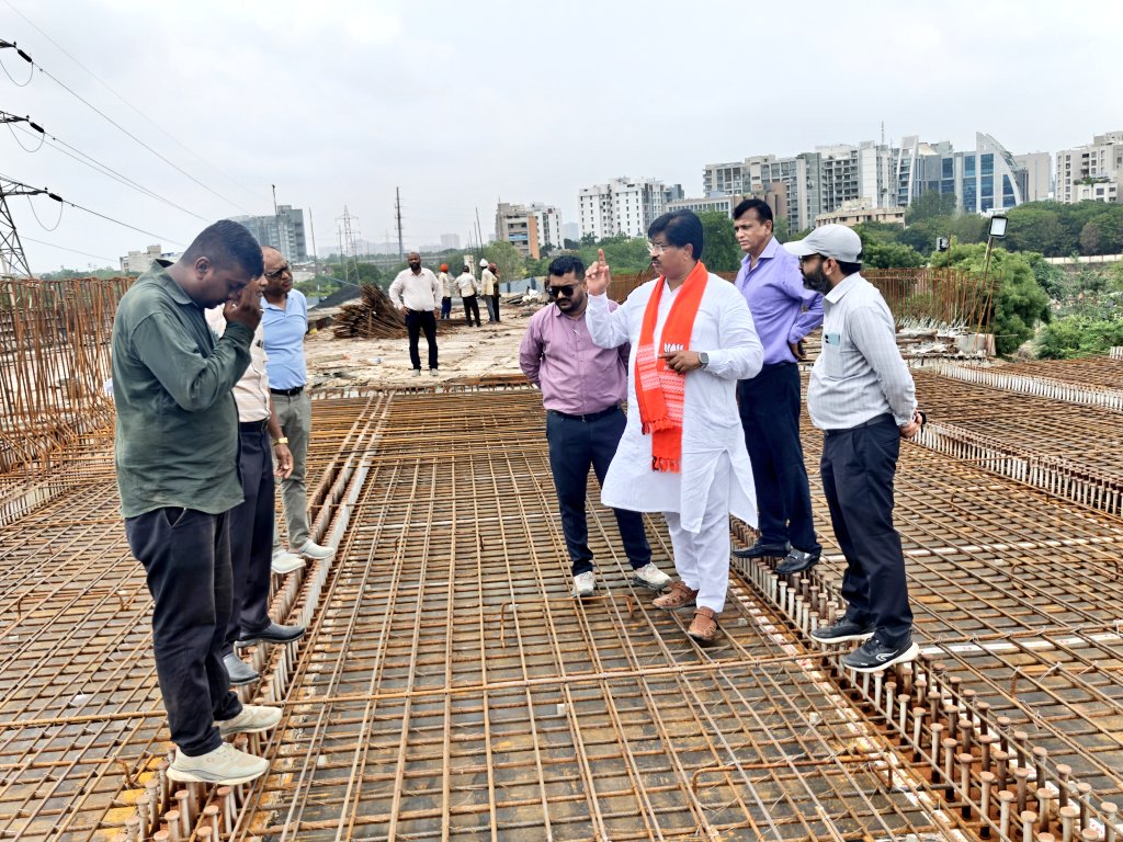 AmitThakerBJP's tweet photo. મકરબા બ્રિજ
🔹આવતીકાલ 6 તારીખે એક સ્લેબ બંધાશે.

🔹12 તારીખે બીજો સ્લેબ બંધાશે.

🔹14 દિવસ પછી એના પર ડામર રોડ બનશે અને જુલાઈના અંત સુધીમાં બ્રિજનું કામ પૂર્ણ થશે.

જેનું કાઉન્સિલર મિત્રો અને સંગઠનના પદાધિકારીઓ સાથે નિરીક્ષણ કર્યું.
#MakarbaOverbridge #Overbridge #Bridge https://t.co/daBIZZGTQb
