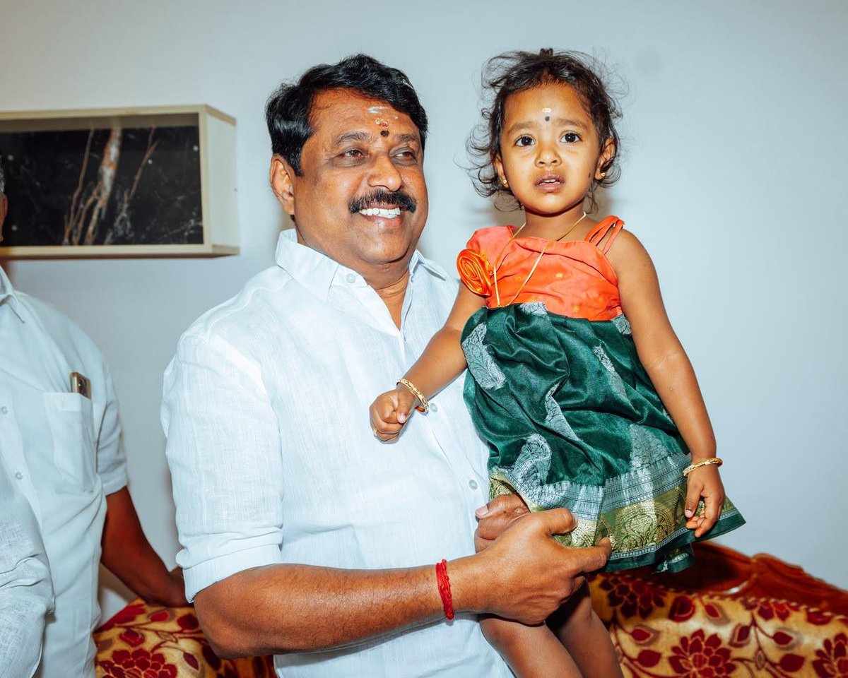 NainarBJP's tweet photo. இன்றைய தினம் திருநெல்வேலி மாவட்டம் மானூர் சட்டமன்ற தொகுதியிலுள்ள கானாப்பட்டி திரு. சத்யா அவர்களின் புதுமனை புகு விழாவில் கலந்துகொண்டு அவர் குடும்பத்தாருக்கு என் மனமார்ந்த வாழ்த்துக்களை தெரிவித்துக் கொண்டேன்.

அவர்களின் இந்த புதிய இல்லத்தில் அவர்கள் வாழ்வில் எல்லா வளமும் நலமும் பெற்று இன்புற்று வாழ எல்லாம் வல்ல இறைவனை பிரார்த்தித்தேன். இந்த நிகழ்வில் திருநெல்வேலி வடக்கு மாவட்ட தலைவர் திரு. முத்து பலவேசம் அவர்கள் உடன் கலந்து கொண்டு வாழ்த்தினார்.
