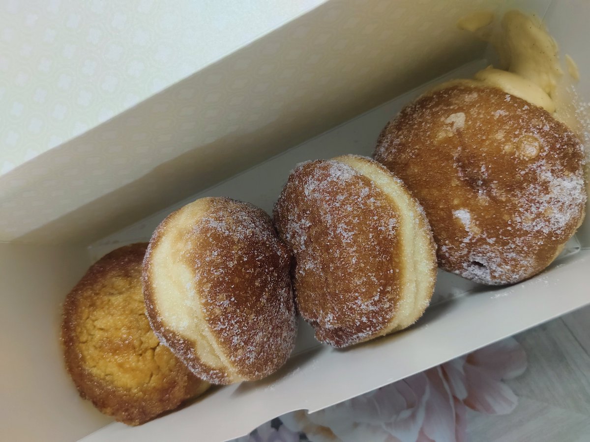 quetmin's tweet photo. ดูรีวิวมาเยอะมีแต่คนบ่นว่าหวานมาก เนื้อหยาบ ใส้ไม่เนียน เดินผ่านร้านวันนี้เลยลองด้วยตัวเอง ปรากฎว่าชอบอ่ะ มันไม่ใช่ texture แบบกินแล้วละลาย แต่มันเป็นแบบให้เคี้ยวได้ ส่วนความหวานรับได้อยู่นะ กินบางยี่ห้อดังๆยังหวานกว่านี้อีก ไว้จะไปลองให้ครบ ราคาเริ่มต้น 75 บาท ลองดูได้นะ https://t.co/eGWONA4je6