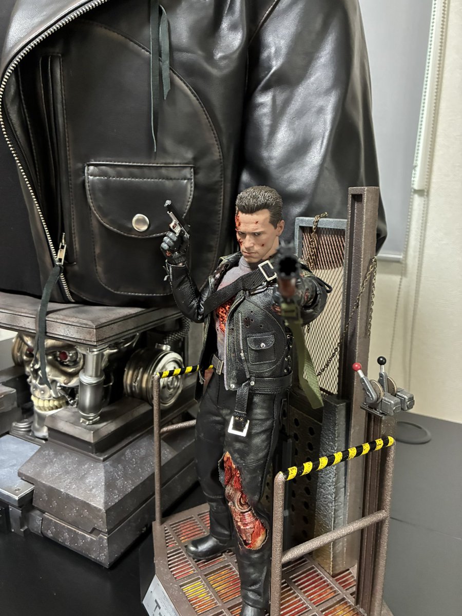 go_cMADc's tweet photo. ずっと保管してたホットトイズのシュワちゃん開封。
劇中で1番好きなラストバトル開始時の構えを再現できるのは嬉しい。
あと、台座がめっちゃガタつくんだけど、こんなもんなのか？？ https://t.co/EsZInRBhuR