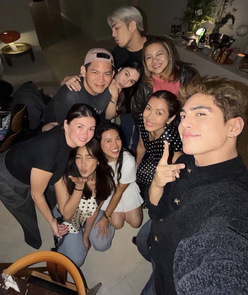 oohjcs's tweet photo. this is like the famous oscar selfie hihi https://t.co/Q4nc0Mj7yc