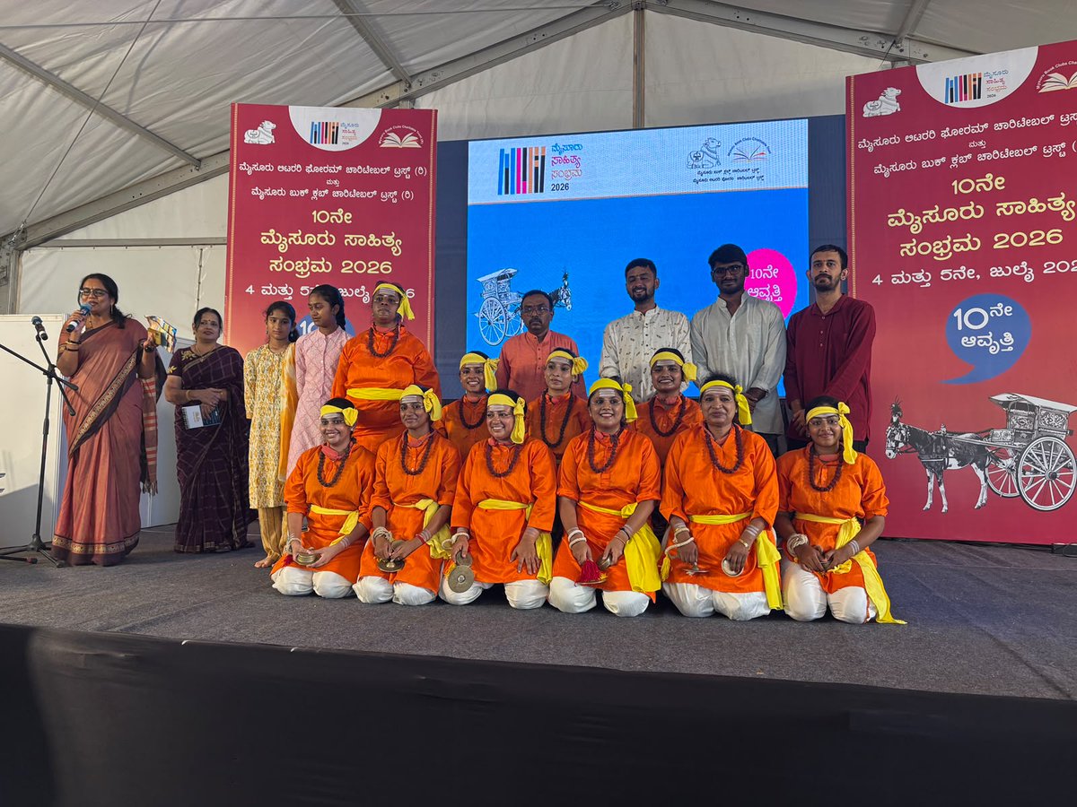 mysurulitfest's tweet photo. ನೆರಳು ಮಹಿಳಾ ತಂಡದಿಂದ ರೋಚಕ ಕಂಸಾಳೆ ಪ್ರದರ್ಶನ ಜನರಿಗೆ ಹೆಚ್ಚು ಉತ್ಸಹ ಮತ್ತು ಮೆರುಗು ತಂದಿತು.

#MysuruLitFest2026 #MysuruLitFest #LiteratureFestival #Books #Authors #FestivalOfWords #Mysuru #MysuruBooksClubsCharitableTrust #MLF2026 #MysuruLiteratureFestival https://t.co/mZHxuXCR6E