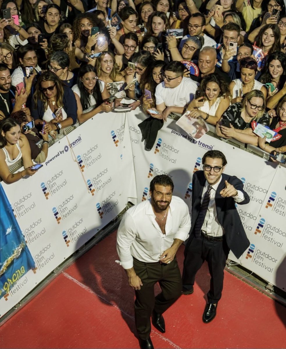 amour_penelope's tweet photo. Can ES  un autentico fenómeno en Italia y cada vez vemos un  público más diverso,  en género y edades,  deseando acercarse para mostrarle  su admiración.  Y a quien le cueste entenderlo, o mas bien, no quiera aceptarlo..." un bacio sensuale " 😂😂😂

#CanYaman  ♾️ https://t.co/X1snz1uEdC