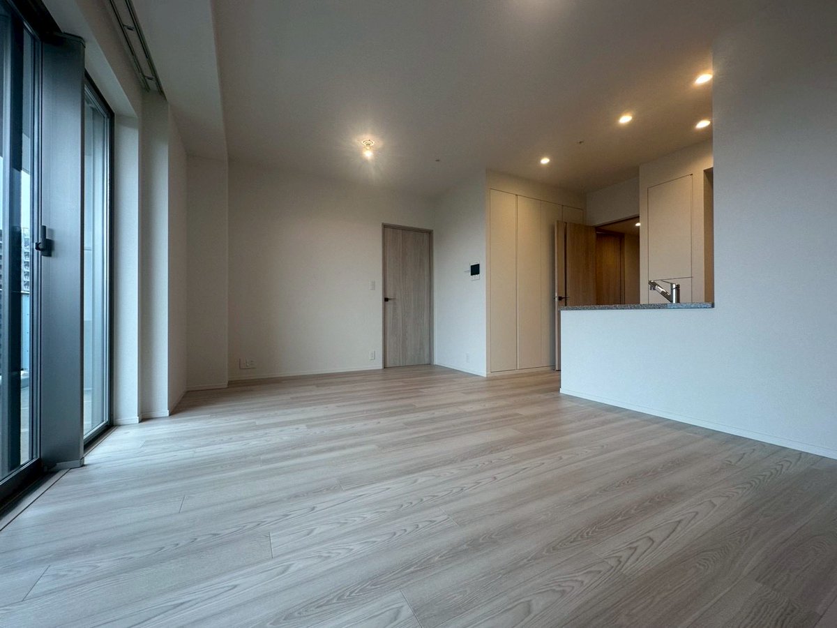design_renovy's tweet photo. 新築マンションLDKのbefore-after.

内装はシンプルに、
照明で温かみと上品さを。

家具は無理に高級である必要はありません。

空間が整っていれば、家具はその魅力を引き立てるだけです。

#デザインリフォーム https://t.co/jiQr3dTU6z
