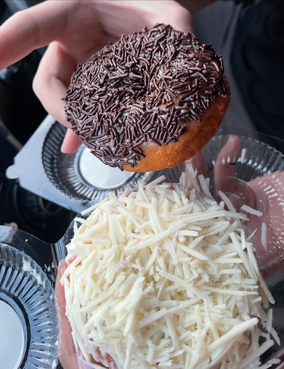 unegrakyatindo's tweet photo. Beli donat kentang di pinggir jalan 
👨🏻: syg ada donat kentang tuh, mau ngga? 
👩🏻 : boleh2 
👨🏻 : cb cek en brp an syg, ak gada cash 
👩🏻 : ada qris tuh, (turun mobil ngecek harga) 10rb sebijinya (kaget dikit) 
👨🏻 : hah? Mayan mahal ya? Gpp deh coba 
👩🏻 : eh 8000 ding yg gula. Meses 10, keju 12 (beli 3) Pas beli: 
👩🏼‍🦱 : mau pake mentega atau butter kak? 
👩🏻 : wow, butter deh hehe Pas dicoba UENAK BANGET SODARA SODARA??? Akhirnya harga yg tadi terkesan mahal gaberasa mahal krn rasanya worth the price! Darmo sby

cc : louievigrace