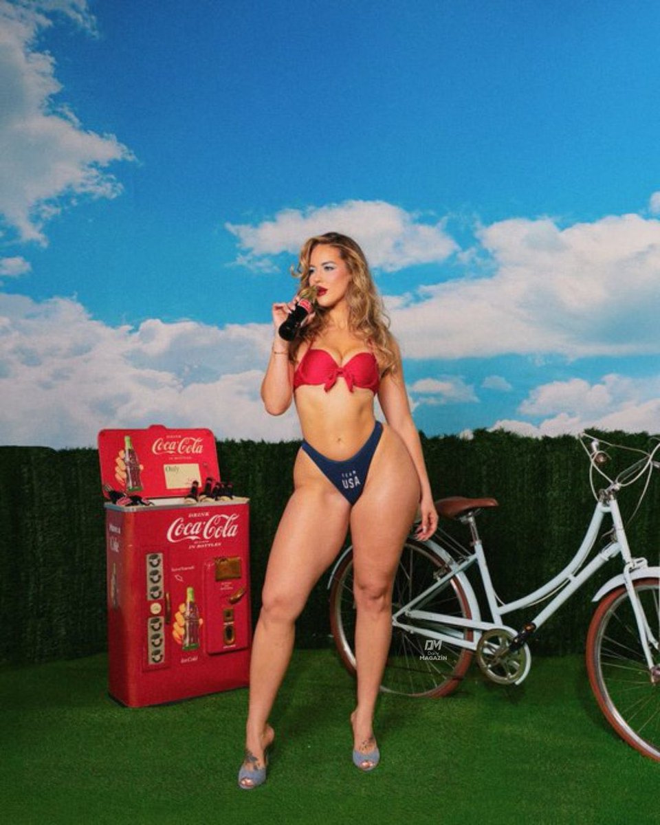 magazinhat's tweet photo. Sosyal medya fenomeni #Riss, ''Team USA" bikinisiyle poz verdi. https://t.co/L9FptPpT6H