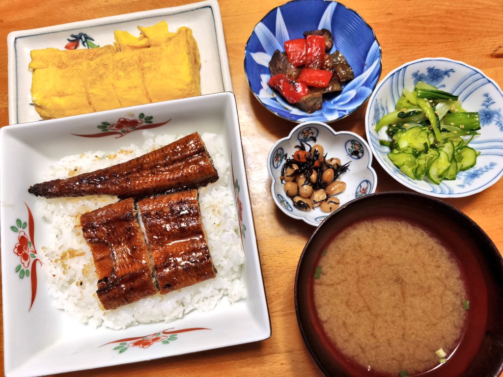 pendant5831's tweet photo. 今日の晩御飯

貰い物うなぎの2回目
うま着の蒲焼
玉子焼き
白ナスとパプリカの味噌炒め
フジッコひじき煮
チンゲンサイとキュウリの割り下和え
インスタントしじみの味噌汁 https://t.co/wrlZq0fdtD