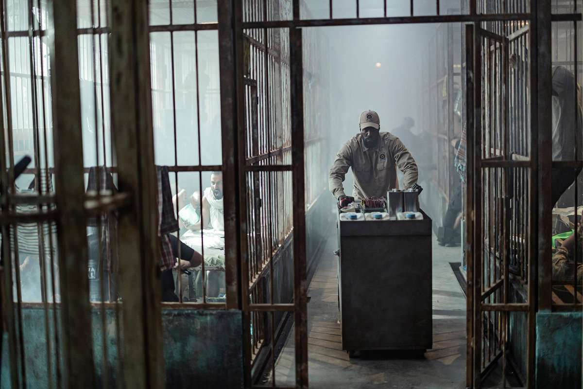 Cinefila_91's tweet photo. 📺 #ManOnFire es un thriller de manual, que suple su estructura de algoritmo con una factura técnica notable gracias a la ambientación, el tono conspiranoico y una dinámica coral efectiva (pero carente de devastación íntima). Solvente, pero a la sombra del clásico. https://t.co/XgBFuf3jF9