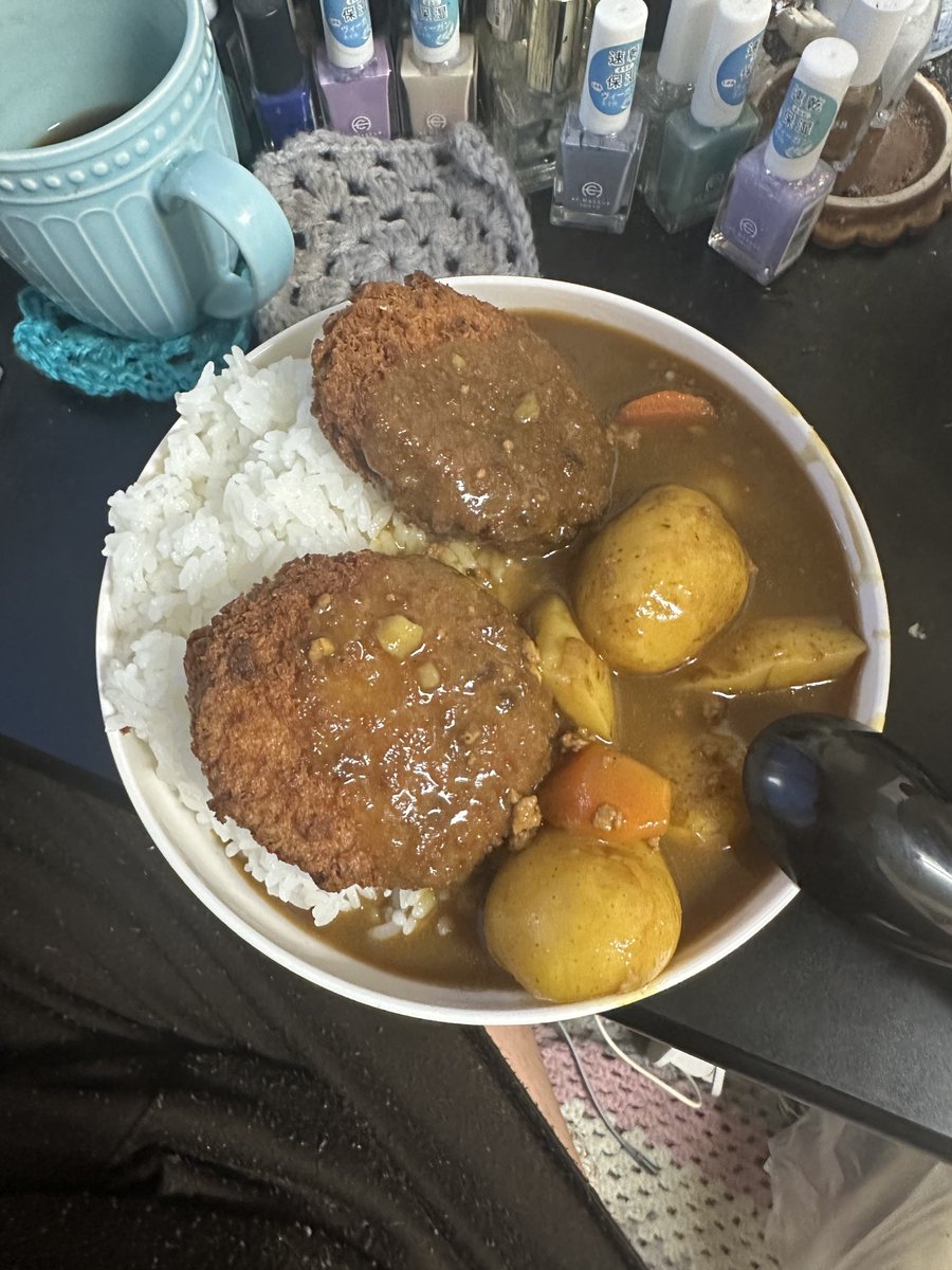 Franco_Romanov's tweet photo. 今日のお夕飯は、野菜ごろごろハムカツカレー♡♪業務スーパーのルーは大きくて安いから作り置きに最適♡♡ラテとふたりでいただきます♪ https://t.co/TqhGWcrZxq