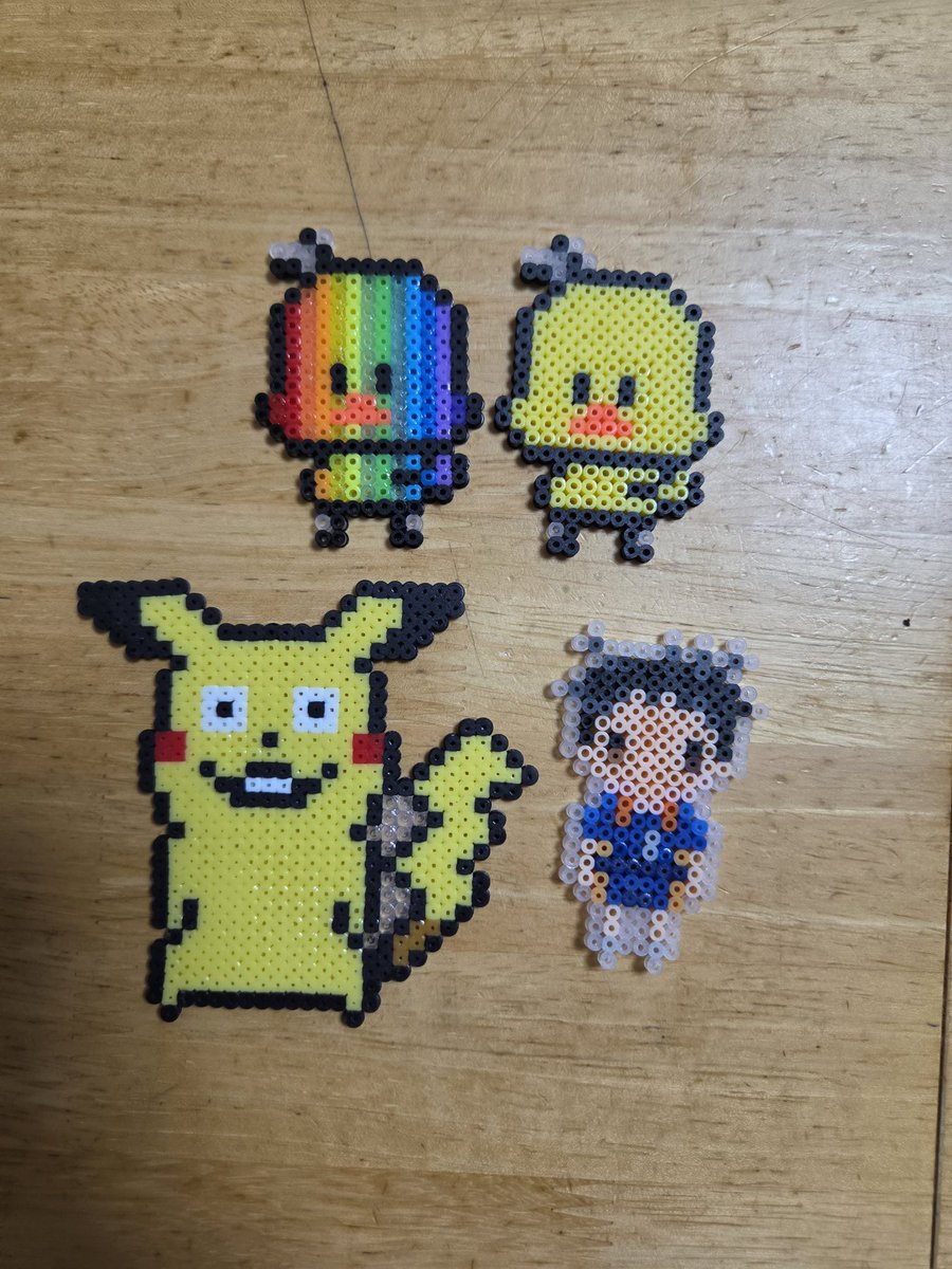 riku_meshi's tweet photo. 昨日と今日作ったもの。
ピカチュウ以外は、ネットから図案をお借りしました。
虹色ヒヨコはリクエストなんですが、子供の感性って面白いですね😀

#アイロンビーズ https://t.co/3CzYCyhNrm