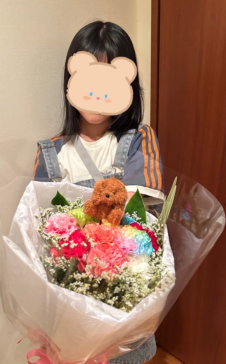 FortuneKK0327's tweet photo. 4〜5年くらい前から娘が学校に行く時に
「いってらっしゃい‼︎ 気をつけてね。アイラブユー‼︎」と言います。
前は「いってきます。アイラブユー」と元気よく言ってましたが、最近、娘は小さい声で不機嫌そうに「アイラブユ。」と言って家を出て行きます。これも成長して来た証だな。もうそろそろ言うの辞めないとな‼︎とは思いつつ…

今日は、朝早起きして僕が先に家を出ました。
僕「行ってきます。」
妻「いってらっしゃい‼︎」
娘「いってらっしゃい‼︎ アイラブユー‼︎」

僕は立ち止まった。

僕「エッ！　行ってきます。アイラブユー‼︎」と大きな声で言った。

#子供の成長