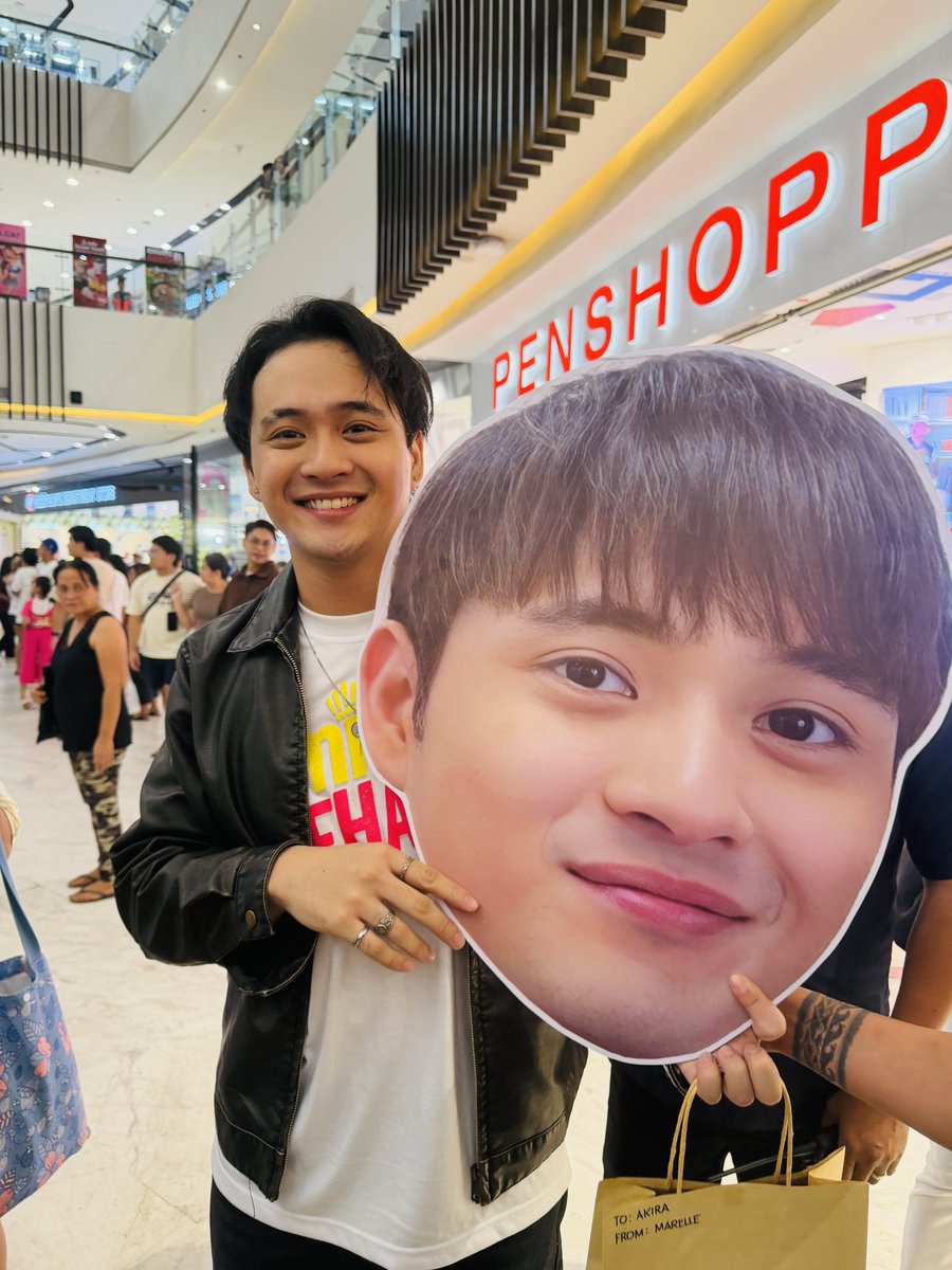 sunnychannn_'s tweet photo. POV: Lumaki na yung ulo ng idol mo 😤

Chariz! Sweet and humble as always! 💖

Congrats  @BGYO_Akira and sa buong cast ng Miss Behave! 🎉

AKIRA ON BTOUR

#BTour #MissBehave
#BGYO_Akira @bgyo_ph https://t.co/cyZHjKdFv6