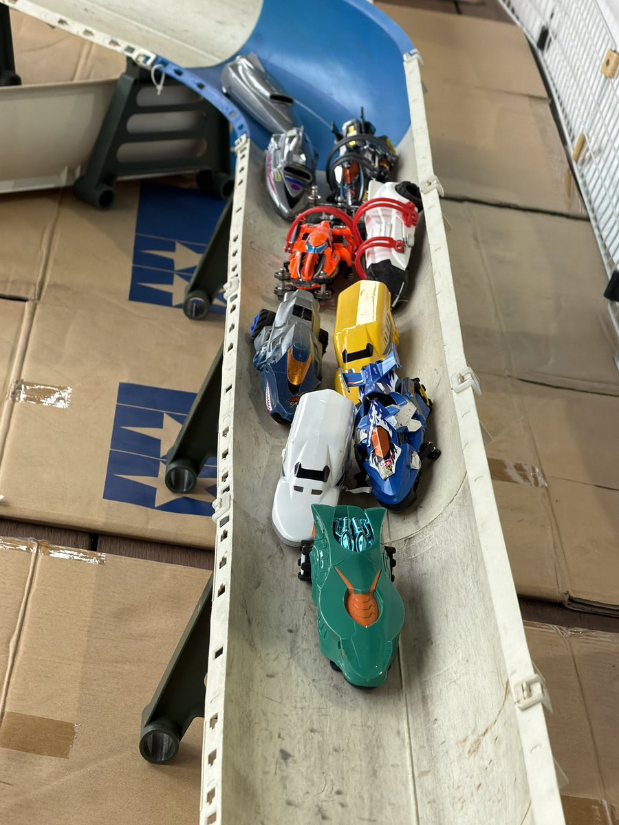 rinakokomatsu's tweet photo. 模寺の住職（@ryuran4343 ）からの依頼で、ダンガンレースを運営🏁
7人のレーサー、レースを見届けてくださった皆様、コース・賞品提供くぼたニコニコ堂様ありがとうございました😊
自分はちゃっかり3位に🥉
楽し過ぎた〜‼️
ダンガンファイト💪✨
#ダンガンレーサー 
#山梨市プラモデル作品展示会 https://t.co/BdUsvZT5Ky