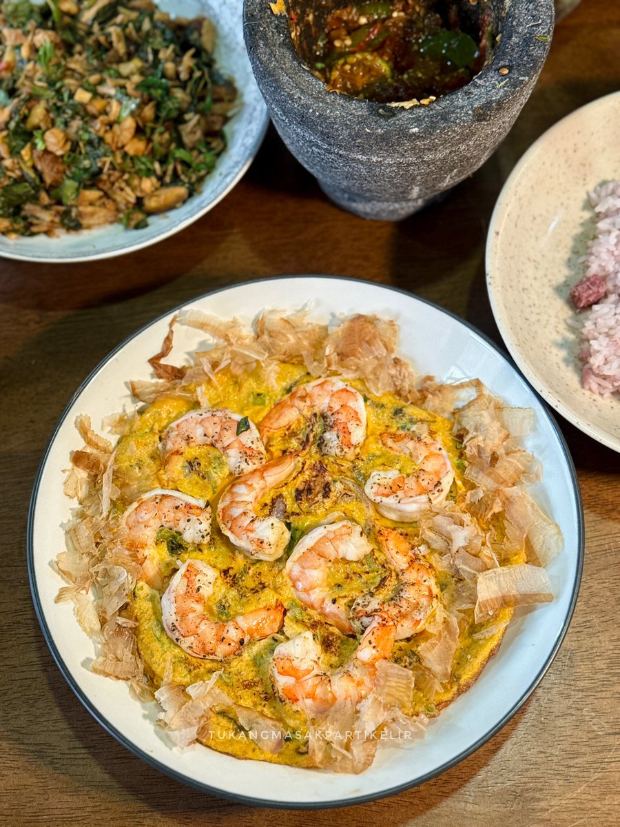 masakpartikelir's tweet photo. Hari ini cuma bikin telur dadar, recook ayam goreng pemberian kolega, sama nyambel, eh masak nasi juga

Di balik foto ini ada curahan ide, tenaga, waktu, duit, yang ga sekadar klik titik tiga di ujung lalu pencet save image

Kalo mau tau prosesnya, nanti aku spill di bawah.. https://t.co/Y8tfcbs8F9