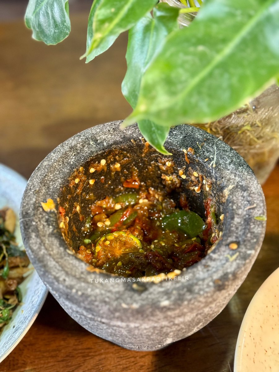 masakpartikelir's tweet photo. Hari ini cuma bikin telur dadar, recook ayam goreng pemberian kolega, sama nyambel, eh masak nasi juga

Di balik foto ini ada curahan ide, tenaga, waktu, duit, yang ga sekadar klik titik tiga di ujung lalu pencet save image

Kalo mau tau prosesnya, nanti aku spill di bawah.. https://t.co/Y8tfcbs8F9