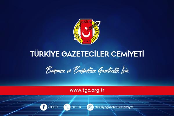 TGCTr's tweet photo. TGC: T24 ve Oda TV editörlerini serbest bırakın

Türkiye Gazeteciler Cemiyeti Yönetim Kurulu, NATO Zirvesi öncesinde T24 Dış Politika Editörü Buse Söğütlü ile Oda TV Editörü Ceren Erdoğdu’nun gözaltına alınmasına tepki gösterdi. TGC Yönetim Kurulu tarafından yapılan açıklamada, gazetecilerin mesleki faaliyetleri nedeniyle gözaltına alınmasının basın ve düşünceyi ifade özgürlüğünün ve halkın haber alma hakkının engellenmesi olduğuna dikkat çekildi. Açıklamada şu görüşler yer aldı:

“Ülke gündemini basın ve düşünceyi ifade özgürlüğüne yapılan müdahalelerin belirlediği bir günü daha yaşıyoruz. NATO Zirvesi öncesinde meslektaşlarımız #T24 Dış Politika Editörü Buse Söğütlü ile #Oda TV Editörü Ceren Erdoğdu’nun gözaltına alınmasını kaygıyla karşılıyoruz. Gazetecilerin mesleki faaliyetleri nedeniyle gözaltına alınmaları yalnızca iki gazetecinin kişi özgürlüğü ve güvenliği hakkına yönelik bir müdahale değildir. Bu uygulama aynı zamanda toplumun haber alma hakkını, basın ve düşünceyi ifade özgürlüğünü de hedef almaktadır. Türkiye Gazetecileri Hak ve Sorumluluk Bildirgesi, gazeteciliğin temel amacını halkın gerçekleri öğrenme hakkına hizmet etmek olarak tanımlamaktadır. Bildirgeye göre gazeteci; gerçeği araştırmak, doğrulamak, kamu yararını gözetmek, halkın bilgi edinme hakkını savunmak ve görevini hiçbir baskı altında kalmadan yerine getirmekle yükümlüdür.

Anayasanın 26. maddesi düşünceyi açıklama ve yayma özgürlüğünü, 28. maddesi basın özgürlüğünü güvence altına almaktadır. Avrupa İnsan Hakları Sözleşmesi’nin 10. maddesi de ifade ve basın özgürlüğünü korumaktadır. Avrupa İnsan Hakları Mahkemesi kararlarında basının demokratik toplumdaki kamusal denetim işlevi açık biçimde ortaya konulmuştur. Gazetecilerin mesleki faaliyetleriyle bağlantılı biçimde özgürlüklerinden yoksun bırakılmaları hukuk devleti ilkesini zedeleyen ağır bir uygulamadır.

Ayrıca gözaltındaki meslektaşlarımızın avukatlarıyla görüştürülmemesi yönündeki bilgiler doğruysa, bu durum savunma hakkının ve adil yargılanma hakkının ihlali anlamına gelmektedir. Gözaltı altındaki herkesin avukata erişim hakkı temel bir güvencedir.

Türkiye Gazeteciler Cemiyeti Yönetim Kurulu olarak, T24 Dış Politika Editörü Buse Söğütlü ile Oda TV Editörü Ceren Erdoğdu’nun avukatlarıyla görüştürülmesini, tüm haklarının eksiksiz biçimde güvence altına alınmasını, haklarındaki gözaltı işlemlerine son verilmesini ve bir an önce serbest bırakılmalarını talep ediyoruz.

Gazetecilerin kamu yararı için yürüttükleri haber ve yorum faaliyetleri nedeniyle baskı altına alınmaları, gözaltı tehdidiyle susturulmaya çalışılmaları kabul edilemez. #Gazeteciliksuçdeğildir. Yetkilileri, Anayasa’nın ve Türkiye Gazetecileri Hak ve Sorumluluk Bildirgesi’nin ortaya koyduğu ilkelere uygun davranmaya; basın ve düşünceyi ifade özgürlüğünü engellemekten vazgeçmeye çağırıyoruz.”
https://t.co/YgoT4Lz7yd