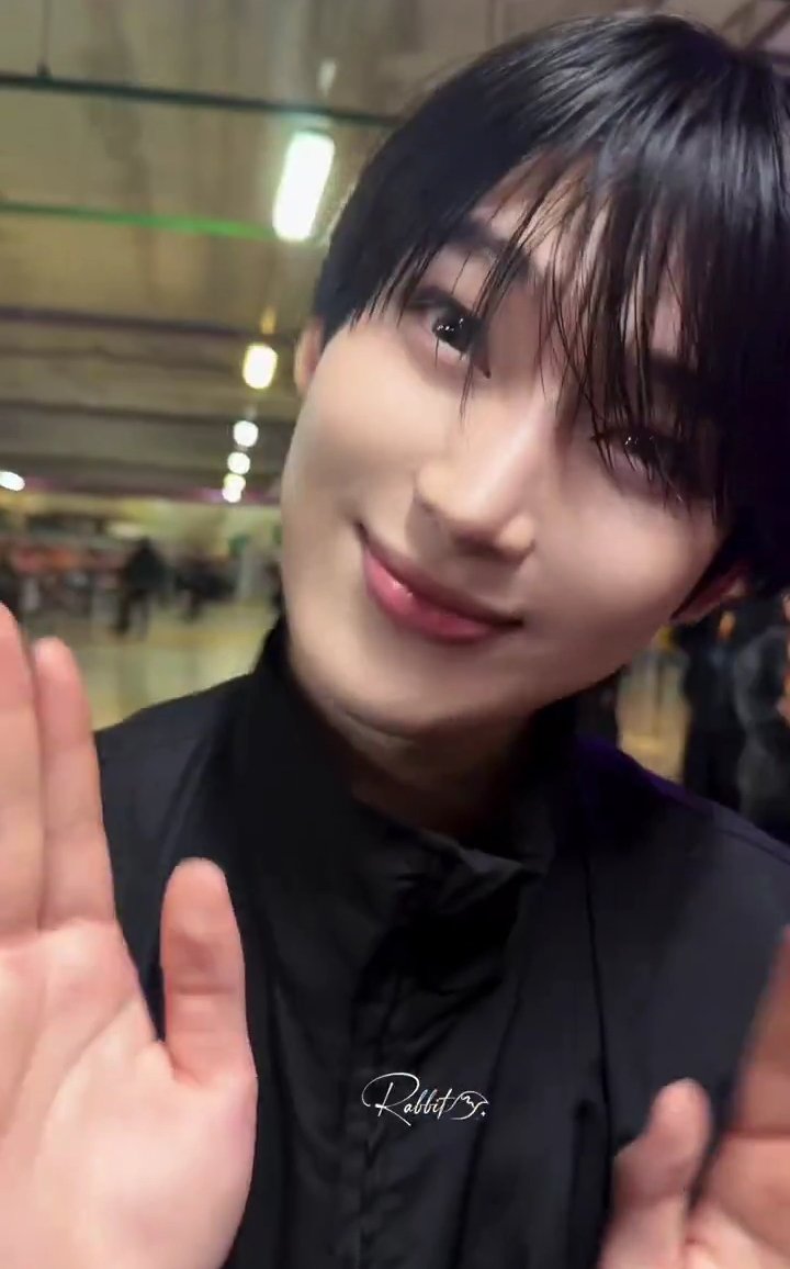 ftalsunoo's tweet photo. IMAGINE HAVING SUNOO THIS CLOSE LOOKING SO FREAKING PRETTY OMFG https://t.co/00YelHFx6E