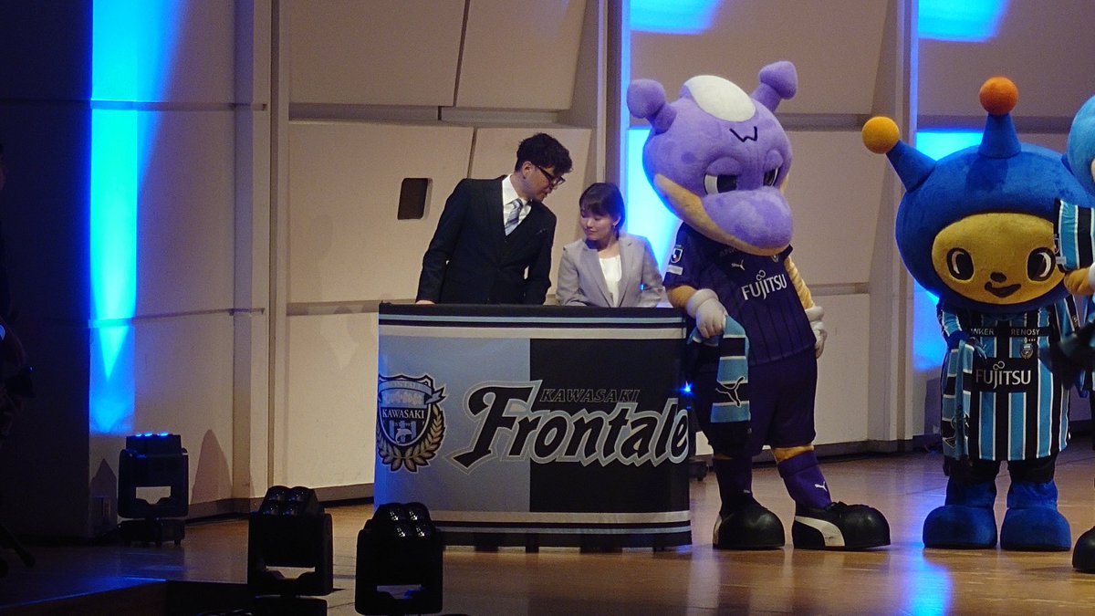 tama7294's tweet photo. フロンターレ新体制発表会見
最後の確認をする2人の横で
安定のワルンタ #frontare #ワルンタ #ラブフロ https://t.co/kk44kAmzBq