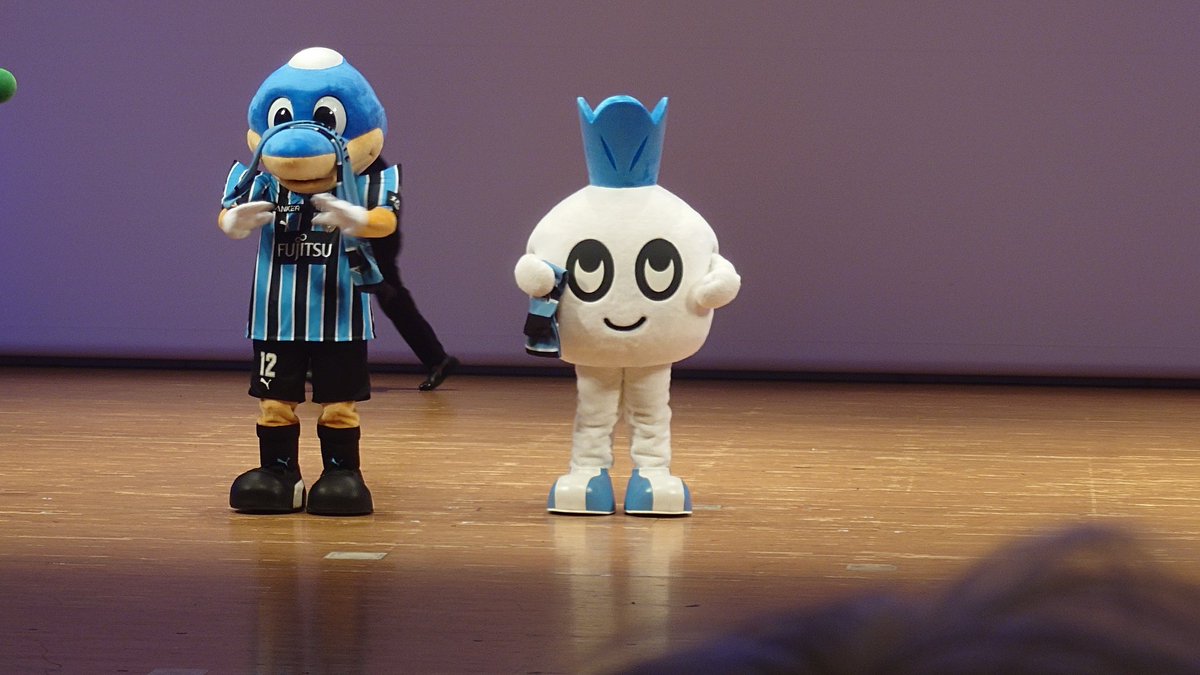 tama7294's tweet photo. フロンターレ新体制発表会見
最後の確認をする2人の横で
安定のワルンタ #frontare #ワルンタ #ラブフロ https://t.co/kk44kAmzBq