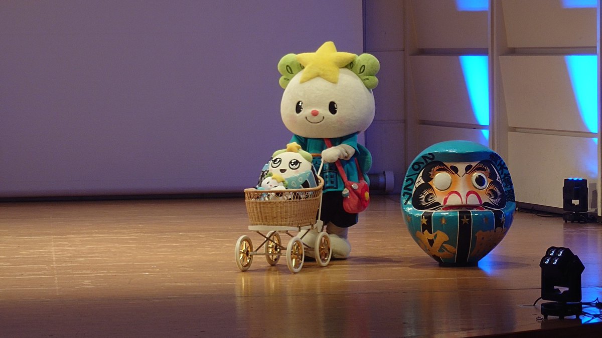 tama7294's tweet photo. フロンターレ新体制発表会見
最後の確認をする2人の横で
安定のワルンタ #frontare #ワルンタ #ラブフロ https://t.co/kk44kAmzBq