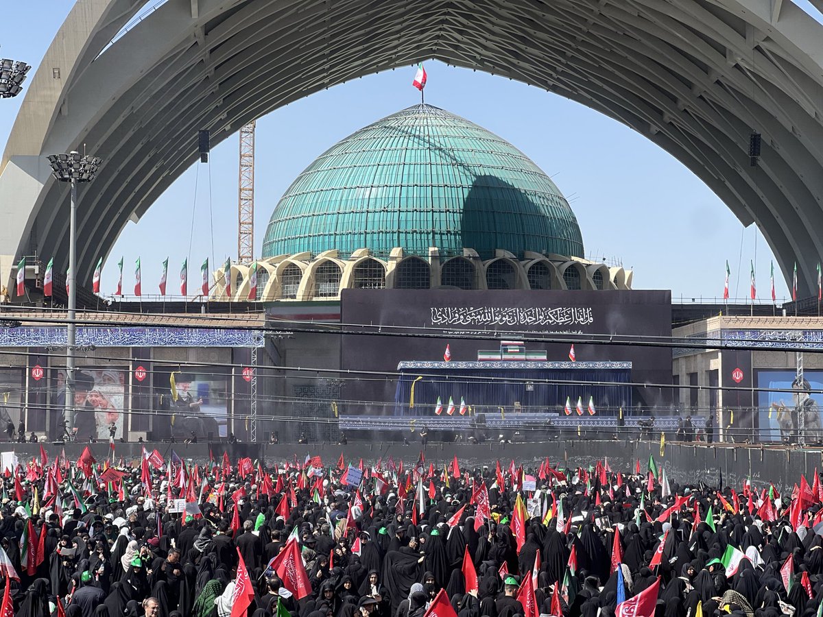 bidelparwaz's tweet photo. آخرین نماز با آقای شهیدم https://t.co/T05uC91OCd