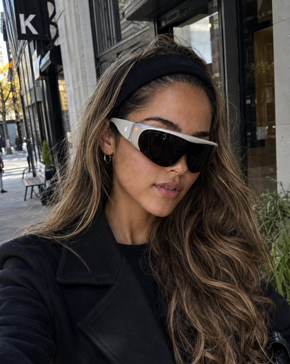 nateqnt's tweet photo. Apple SmartGlasses. 

VisionPro was a revelation. But what if it was more beautiful? https://t.co/j65shb5Err
