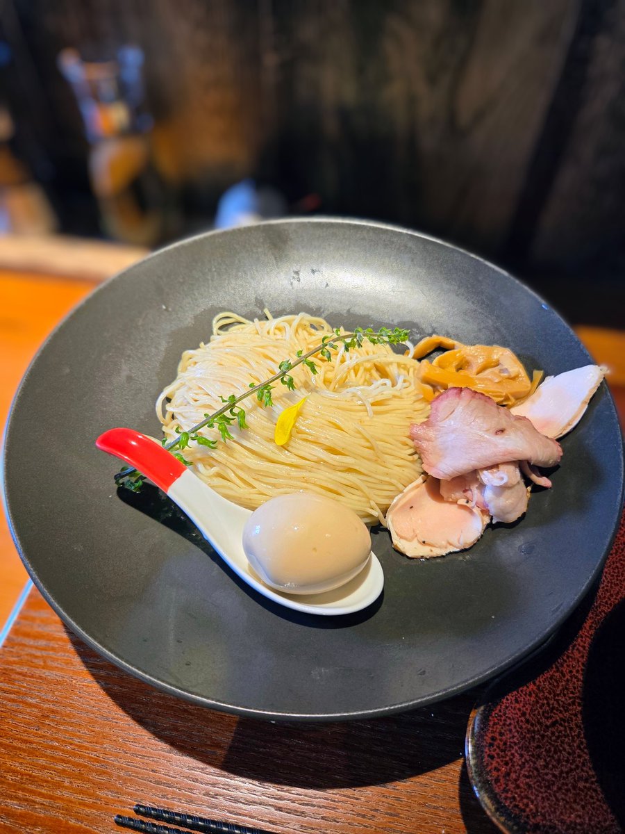 5ac3yMofQG66FjJ's tweet photo. 佐波理
｢限定① 淡麗つけ蕎麦 300g｣

本日頂いたのは、こちらの一杯！
醤油強めで、クリアな鶏の旨味が広がるつけ汁。麺は模様付きで歯切れ良く、つけ汁との相性も良いですね。300gでもあっという間に完食。最後のスープ割りまで美味しかったです。お気遣い有り難うございます🥚 https://t.co/FkLeW8D5Jo