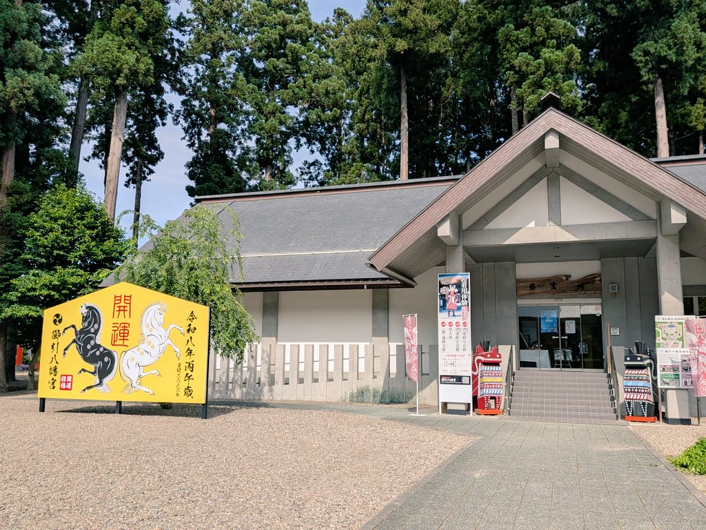 kanata10924's tweet photo. こちらのツイートを見て「そう言えば赤糸縅鎧を見たのは小学校の社会科見学の時だけだったな？」と思ったので、急遽櫛引八幡宮の国宝館に行って来ました💪　現物は撮影不可だったのでミニチュアを撮ったのですが、実物はマジで装飾の細かさや、美しさがほんと素晴らしかったです！ https://t.co/xpvmwE1J1w