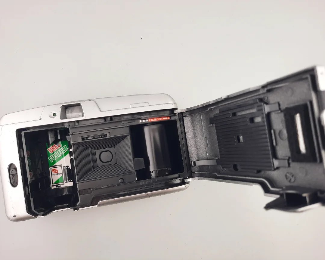 _filmfolk's tweet photo. Fuji Clearshot M เต็มระบบ💯
✨ราคา 450 รวมส่ง✨

▫️ใช้ถ่าน AA ฟิล์ม 135
▫️ออโต้โฟกัส&amp;แฟลช
▫️ห้องฟิล์มสะอาด ช่องมองสะอาด
▫️นับฟิล์มเดิน กรอฟิล์มได้ปกติ
▫️เลนส์ฟิก 35mm ใสไร้ฝ้ารา
▫️สภาพ85% มีรอยตามบอดี้
▫️พกง่ายน้ำหนักเบาเหมาะกับมือใหม่
#กล้องฟิล์มราคาถูก #กล้องฟิล์ม https://t.co/7gehPPqC0I