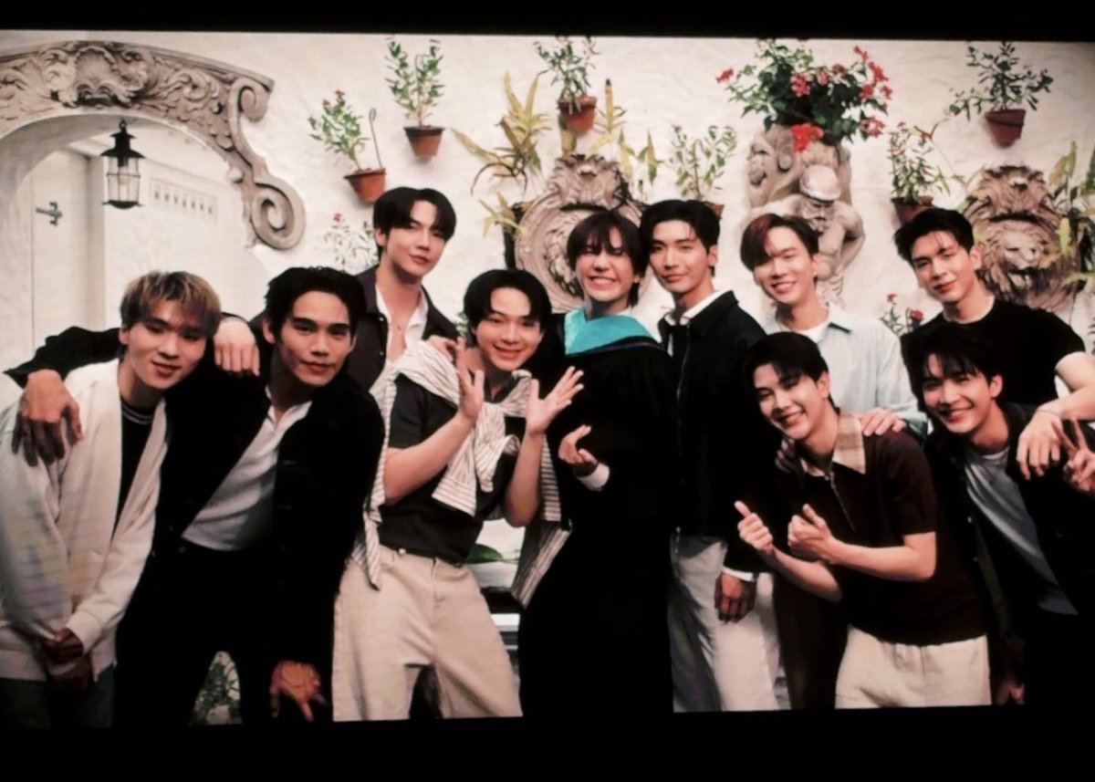 yikon137's tweet photo. how the group photo color changes from bright to monotone - so this is really the ending and time to say goodbye to all 10 characters 🥹😭

LAST MEMORY WITH FOUREVER YOU
#FoureveryouFarewellParty https://t.co/0MsBksRCvL