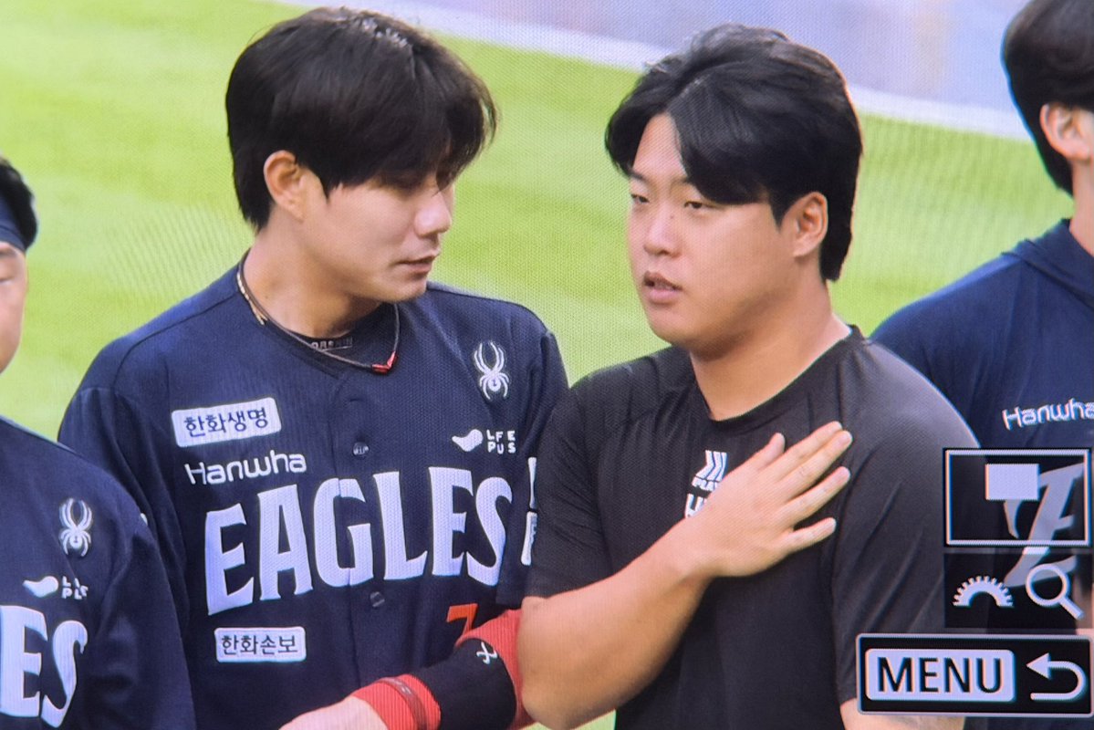D5eamycl0ud's tweet photo. 백호가 이너티만 입고 나와서 부끠러웟나봄
심우준의 수건을 뺏음
심우준이 백호한테 예쁘게 둘러줌
강백호가 갑자기;; 혼자 뛰어서 덕아웃으로 들어가버림... https://t.co/6moTjxcRGc