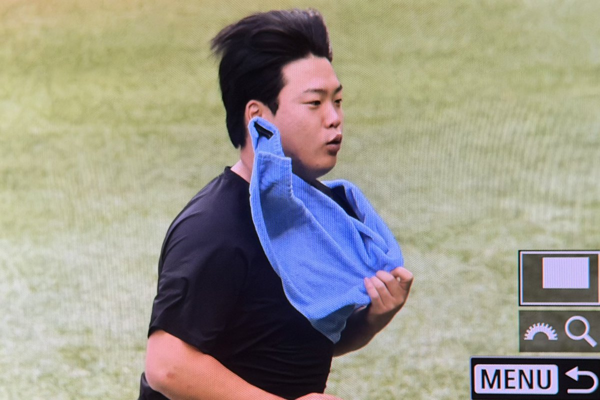 D5eamycl0ud's tweet photo. 백호가 이너티만 입고 나와서 부끠러웟나봄
심우준의 수건을 뺏음
심우준이 백호한테 예쁘게 둘러줌
강백호가 갑자기;; 혼자 뛰어서 덕아웃으로 들어가버림... https://t.co/6moTjxcRGc