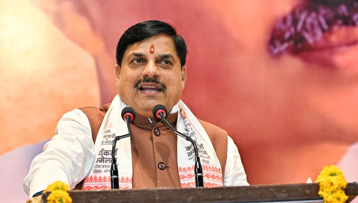 DrMohanYadav51's tweet photo. श्रद्धेय डॉ. श्यामा प्रसाद मुखर्जी जी के 125वें जयंती वर्ष के अवसर पर आयोजित ‘भोपाल जिला कार्यकर्ता सम्मेलन’ में राष्ट्रीय सह संगठन महामंत्री आदरणीय श्री @shivprakashbjp जी एवं @BJP4MP के माननीय प्रदेश अध्यक्ष श्री @Hkhandelwal1964 जी के साथ आज प्रदेश भाजपा कार्यालय में कार्यकर्ताओं से संवाद किया।

श्रद्धेय मुखर्जी जी का 'राष्ट्र प्रथम' का मंत्र आज भी हम सभी के लिए प्रेरणास्रोत है। यशस्वी प्रधानमंत्री श्री @narendramodi जी के नेतृत्व में देश उनके बताए मार्ग पर चल रहा है। 

विकसित भारत के संकल्प को साकार करने की दिशा में मध्यप्रदेश भी विकास और विरासत को साथ लेकर कदम से कदम मिलाकर आगे बढ़ रहा है।