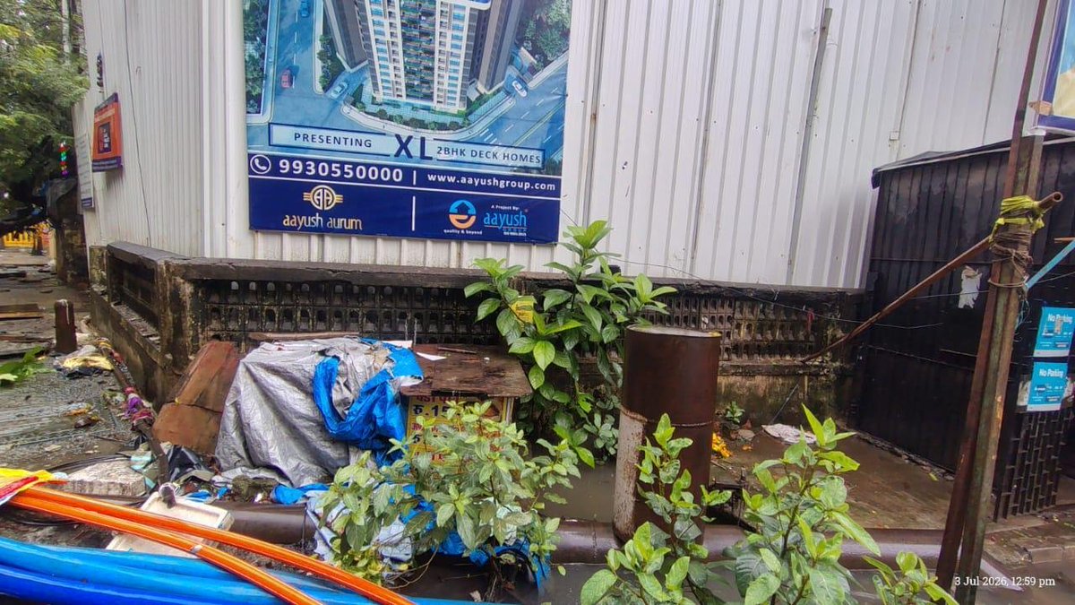 _its_Ree__'s tweet photo. Kindly remove this unattended garbage from our area. Immediate action is requested to maintain cleanliness. 
(Swastik park chembur east) Near swastik circle.  @mybmc @mybmchealth @MumbaiPolice https://t.co/evTkLPN6jt