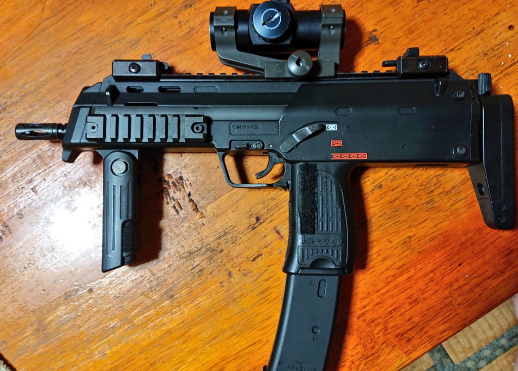 東京マルイMP7A1電動ガン コンパクトで扱い易い銃です 反動が無いので