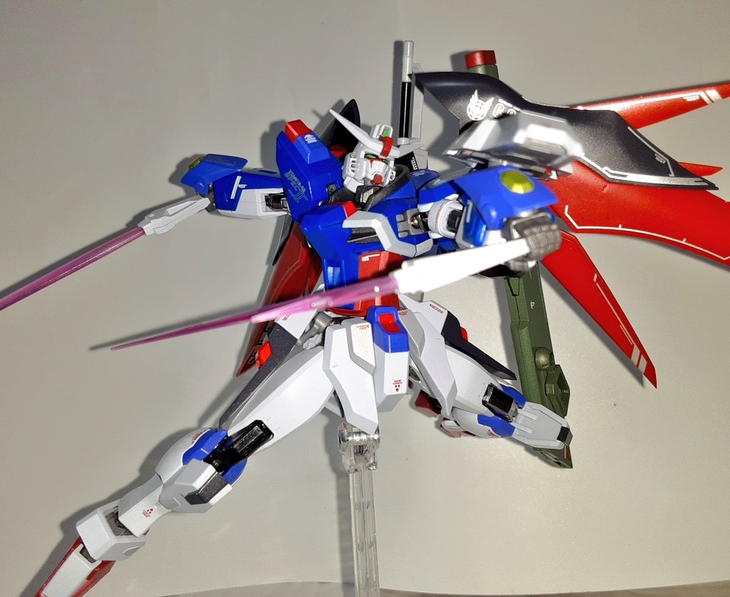 justis10's tweet photo. デスティニーガンダムSpecⅡって色とコクピット以外何が変わったんだ⁉️ https://t.co/WDZ0Z2x5nS