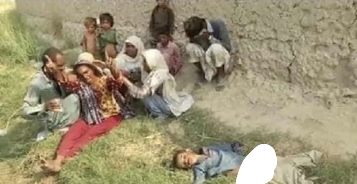 bas_tum2's tweet photo. #StolenChildhoods
ہمارا معاشرے اتنا شرمیلا ھے کہ اس حساس موضوع پر بات کرنے سے شرماتا ھے 
جس تن لاگے وہ ہی جانے 
جانے کتنی ماؤں کی گودیں اجڑ گئیں
آواز اٹھائیے
اپنے نظریں کھلی رکھیں 
بچے سب کے سانجھے ہیں
آج کسی ماں کی گوداجڑی ہے تو کل خدانخواستہ یہ حادثہ ہمارے ساتھ بھی ہو سکتا ھے https://t.co/toaYpFIiDD