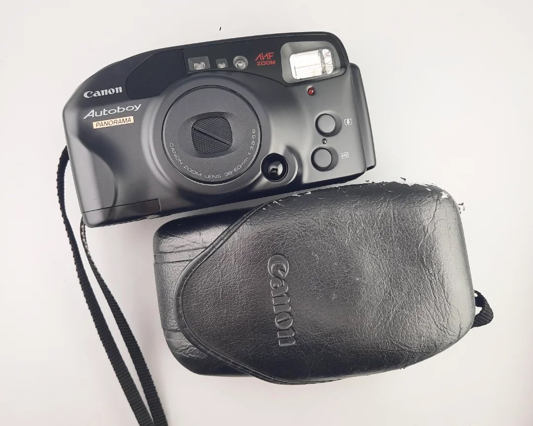 _filmfolk's tweet photo. Canon Autoboy Panorama เต็มระบบ💯
🔥ราคา 1,390 รวมส่ง🔥

-ใช้ถ่าน 2CR5 ฟิล์ม 135
-ออโต้แฟลช&amp;โฟกัส
-พิมวันที่และใส่แคปชั่นได้
-ห้องฟิล์มสะอาดช่องมองใส
-Lens38-60mm/f3.8-5.6ใสไร้ฝ้ารา
-สภาพ95% มีสายคล้อง กระเป๋า

✨ภาพตัวอย่างถ่ายเองค่า✨
#กล้องฟิล์มราคาถูก #กล้องฟิล์ม https://t.co/y6ypSHXZdJ