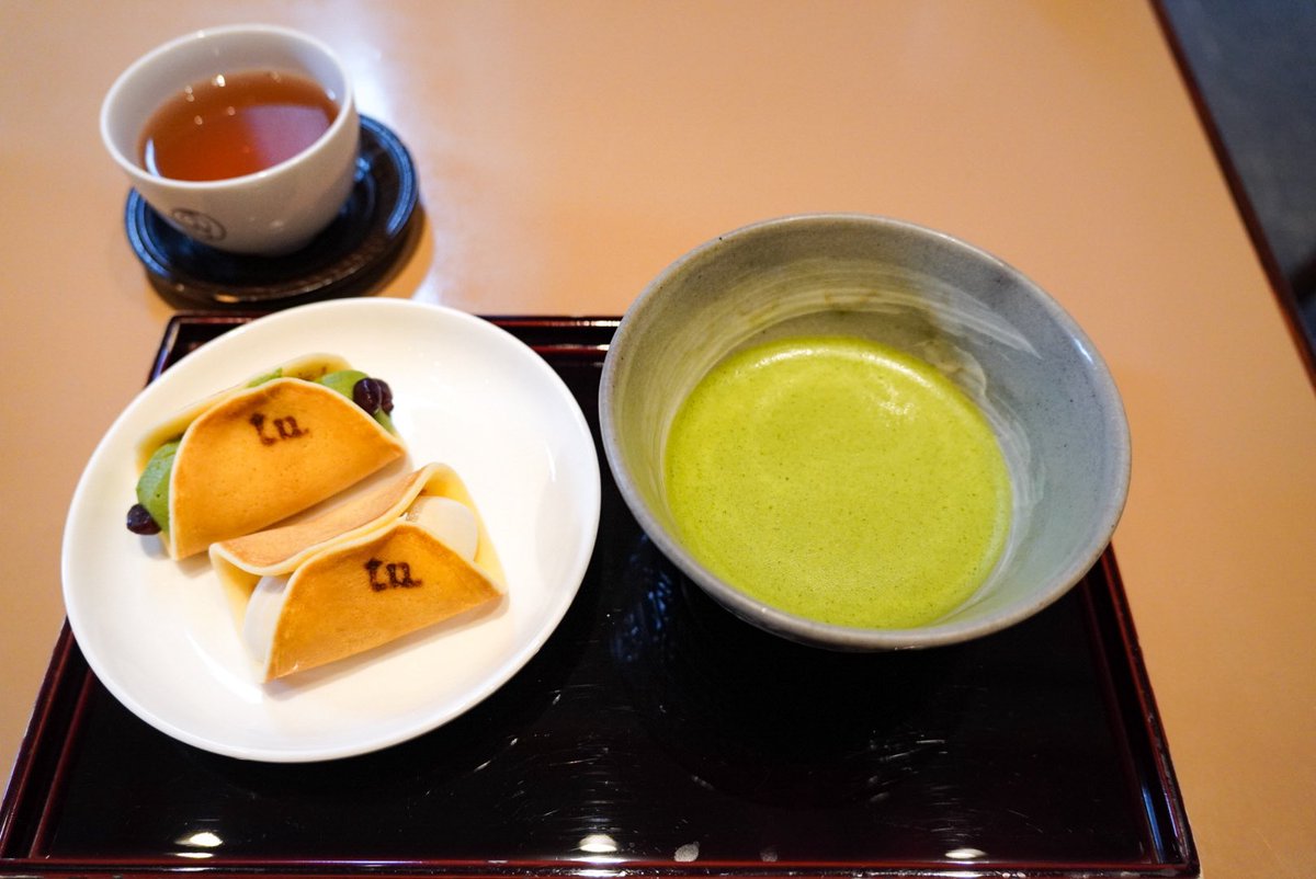 ChoCoCo3Kanmi's tweet photo. コレド室町の「鶴屋吉信 TOKYO MISE」では、職人が目の前で作ってくれるカウンター席が好き過ぎて、テーブル席を利用したことがなかったです。生つばら2個と飲み物のセット。モチモチしっとりの生地！はみ出すくらいクリームたっぷり！想像を超えて美味しくて驚いた。驚いた！！ https://t.co/dilYAobeUf