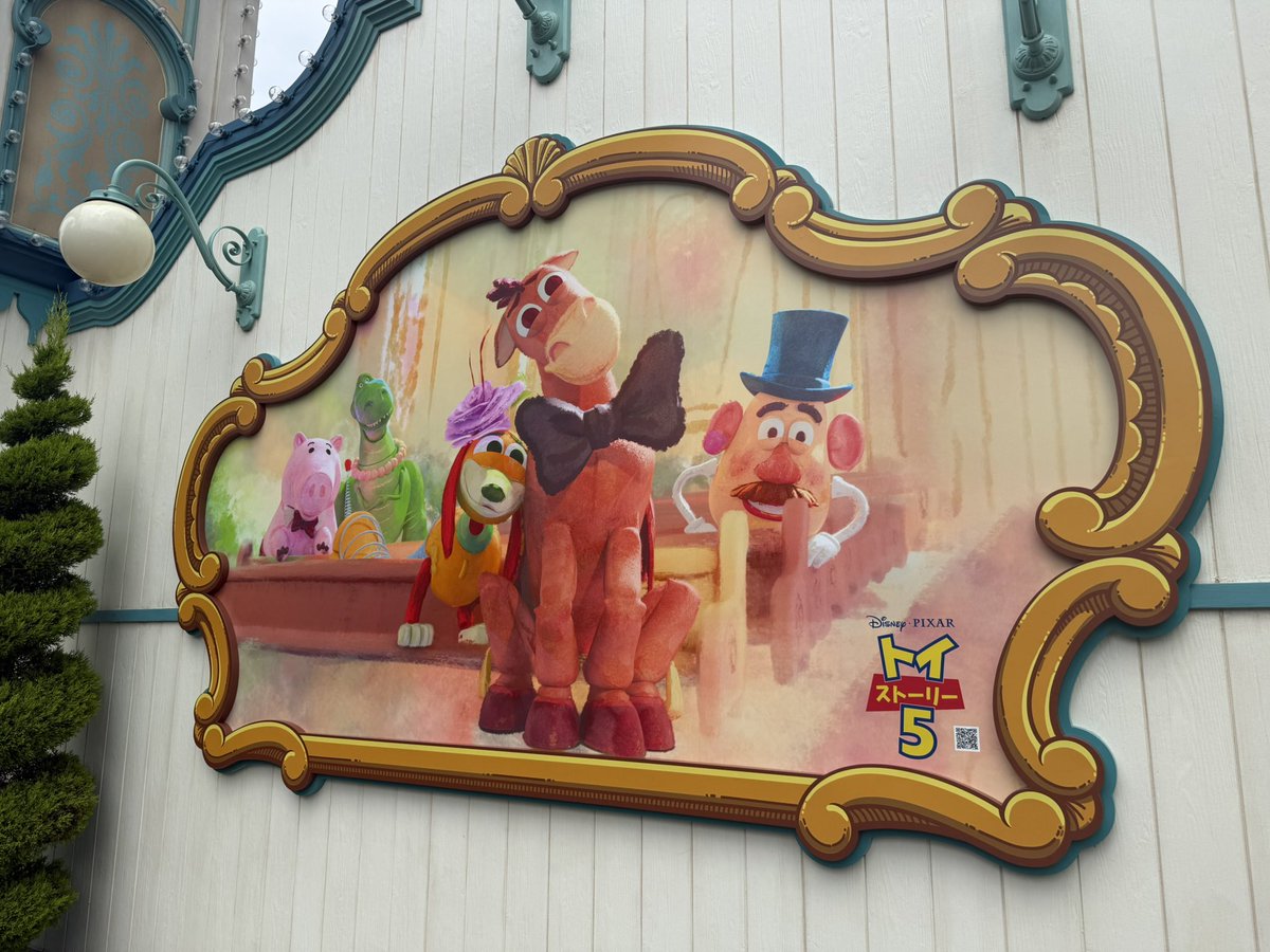 pote_Disney's tweet photo. 夏イベ始まって初のディズニーシー🌊

お目当てのカプセルトイコンプリート、アクアトピアのシール貰えて大満足😆

ダングロはエントリーでEブロ最前
真横からの観るのも中々面白かった‼️

夏っぽい写真は1枚もありませんが😂 https://t.co/swAsOxsmId
