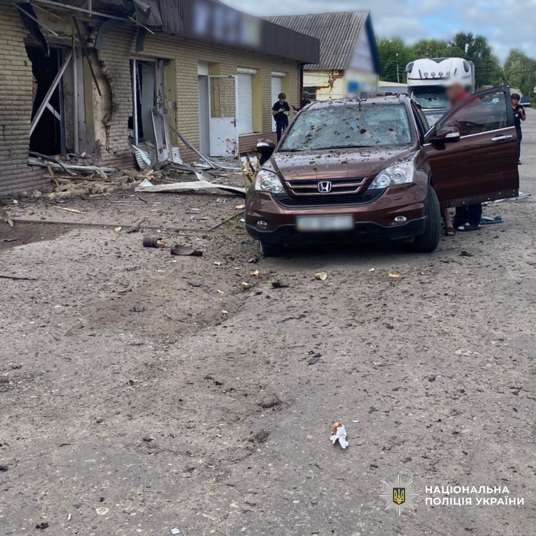 nakypiloua's tweet photo. Поліція показала фото з місця обстрілу в Богодухові. Загиблим чоловікам було 42 і 35 років. Ось такий вигляд мають супермаркет і авто після влучання БпЛА.

Також поліціянти уточнили вік постраждалих у Харкові: це жінки 40, 73 і 75 років, 18-річна дівчина і чоловік 74 років. https://t.co/AtIfWaRuGl