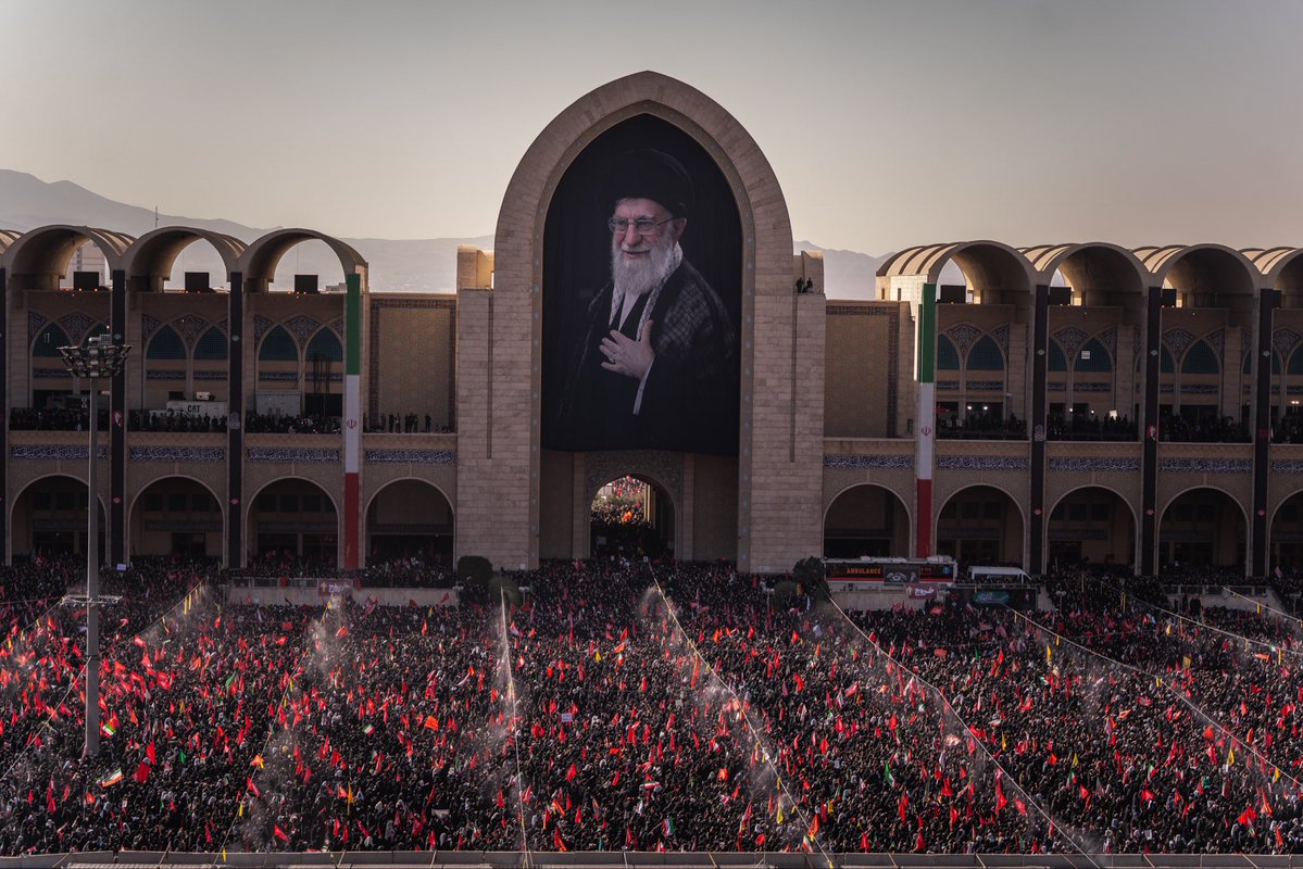 mb_ghalibaf's tweet photo. امروز ملت سربلند و شکست‌ناپذیر ایران اسلامی یکصدا در حق امام مجاهد شهید خود، شهادت داد: اللَّهُمَّ إِنَّا لَا نَعْلَمُ مِنْهُ إِلَّا خَیْراً

و یکپارچه برخاست و از عمق جان فریاد زد: یا لثارات الحسین (علیه السلام) https://t.co/ihoH98qWNO