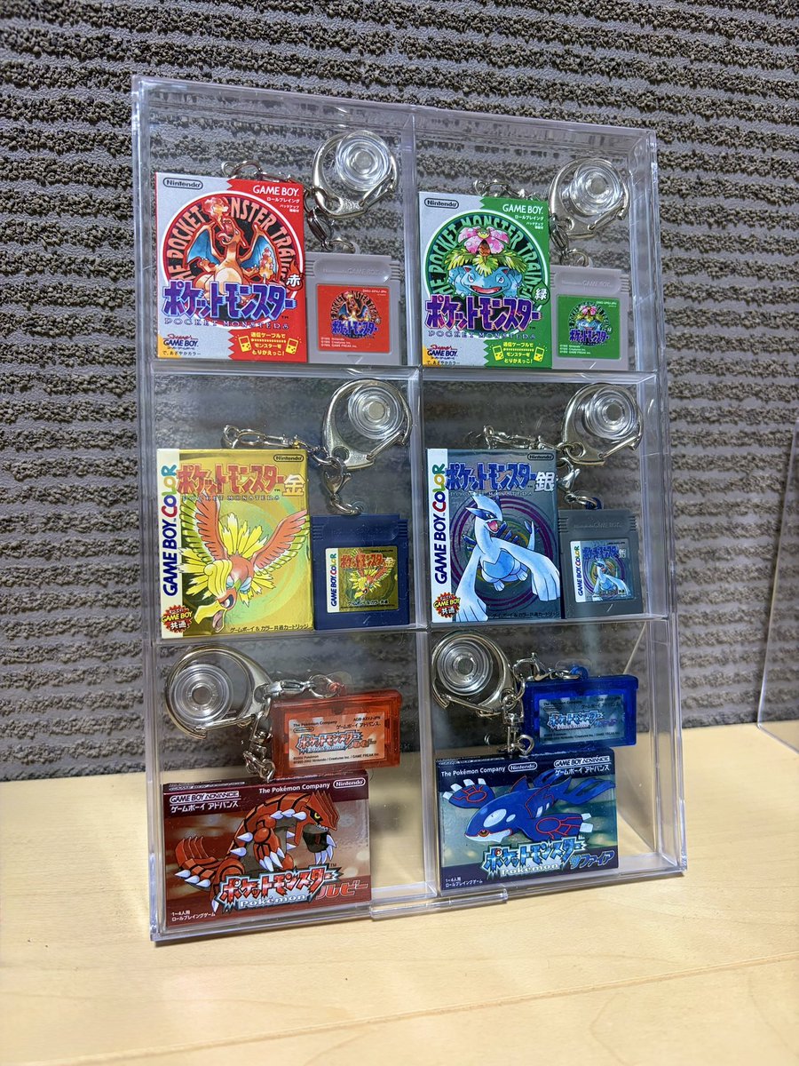 ppppiiii1726's tweet photo. ポケモンのパッケージキーホルダーやっと飾った！飾り方はSNSで見かけたのを真似させていただきました🙇‍♂️ マグネットといい感じ！！ https://t.co/7Pnf4PLlat