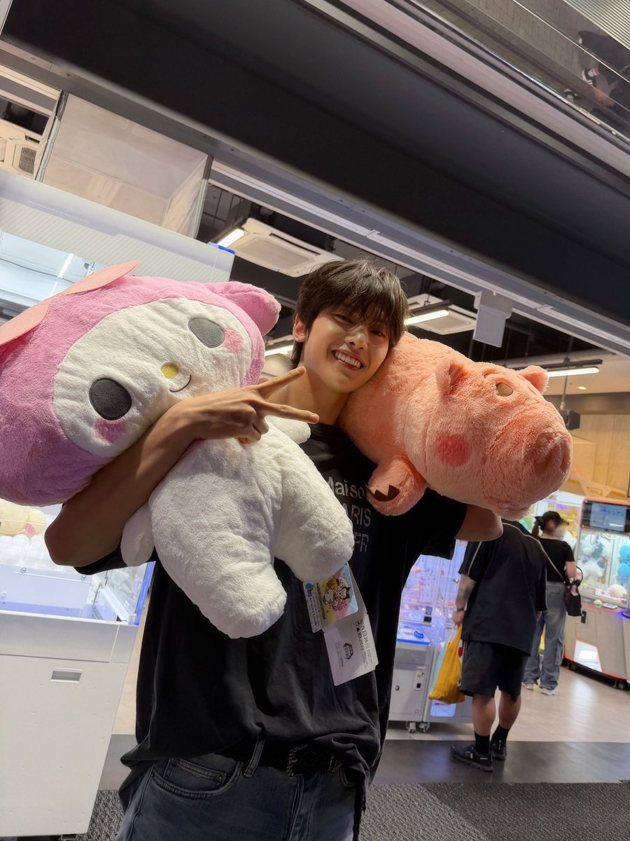 checkiam_'s tweet photo. 260705 제로베이스원 인스타그램 #석매튜

Story time w Matt 📚

Long time no story but I’m back!

Let me recap my adventure with yall ✌️

So me and my manager went to the arcade and because we’re legends (or lucky) we got these 2 big stuffies. Went to grab some banging food 😝

And then walked around and gave the stuffies away. The other pics are just my mini adventures. Walking to donkihote 🐧🧑‍🎄 and food w the boys. 

Anyways I had a blast, love u always. Bye bye 👋