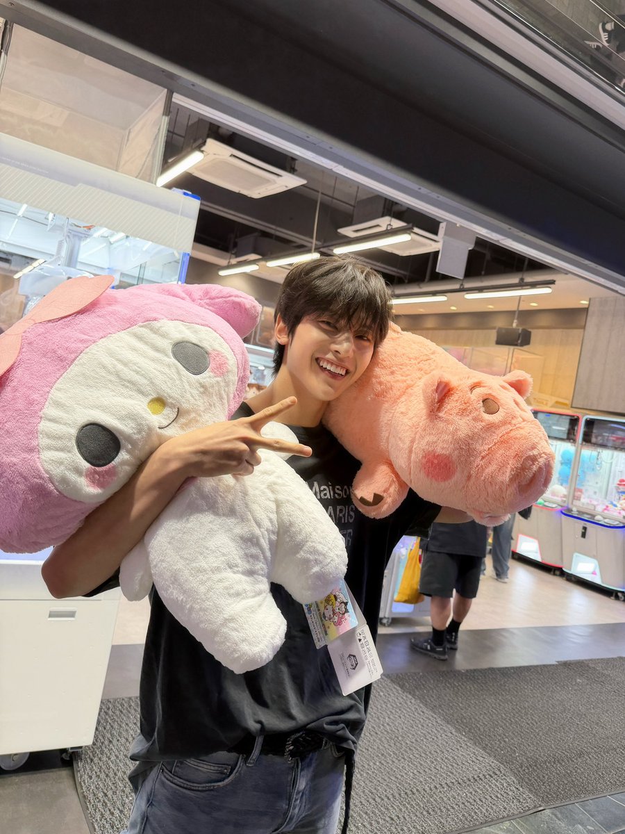 checkiam_'s tweet photo. 260705 제로베이스원 인스타그램 #석매튜

Story time w Matt 📚

Long time no story but I’m back!

Let me recap my adventure with yall ✌️

So me and my manager went to the arcade and because we’re legends (or lucky) we got these 2 big stuffies. Went to grab some banging food 😝

And then walked around and gave the stuffies away. The other pics are just my mini adventures. Walking to donkihote 🐧🧑‍🎄 and food w the boys. 

Anyways I had a blast, love u always. Bye bye 👋