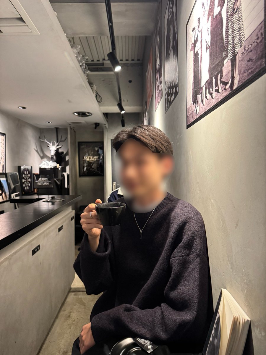 matchingphoto's tweet photo. 外苑前でモノトーンカフェを探してるなら、『LATTE ART MANIA TOKYO（ラテアートマニアトウキョウ）』はかなりおすすめです。

黒とグレー、ラテカラーで統一された店内がシックでかなりオシャレ。

スタンディング形式なので、　　　　　　　　　　　　　　　　　　　　　　　　　　　　　　　　　　　
重すぎずサクッと寄れる雰囲気もデート向きです。

外苑前駅から徒歩5分。

ラテアート専門カフェなので、コーヒーそのものの満足度も高いですが、個人的には空間の完成度がかなり好きでした。

マッチングアプリ写真で使うなら、

・ラテを手に持った自然な笑顔
・モノトーン背景で大人っぽい雰囲気
・カウンター前で軽く立つクールなカット
・コーヒーを飲む休日感のある1枚

このあたりがかなり相性いいです。

アプリ写真って、顔だけじゃなくて「この人と会ったらどんな時間を過ごせそうか」まで見られます。

こういう洗練されたカフェで撮ると、都会的で落ち着いた印象が自然に伝わる。

外苑前で撮影やカフェデートするなら、かなり使いやすい一軒です📸