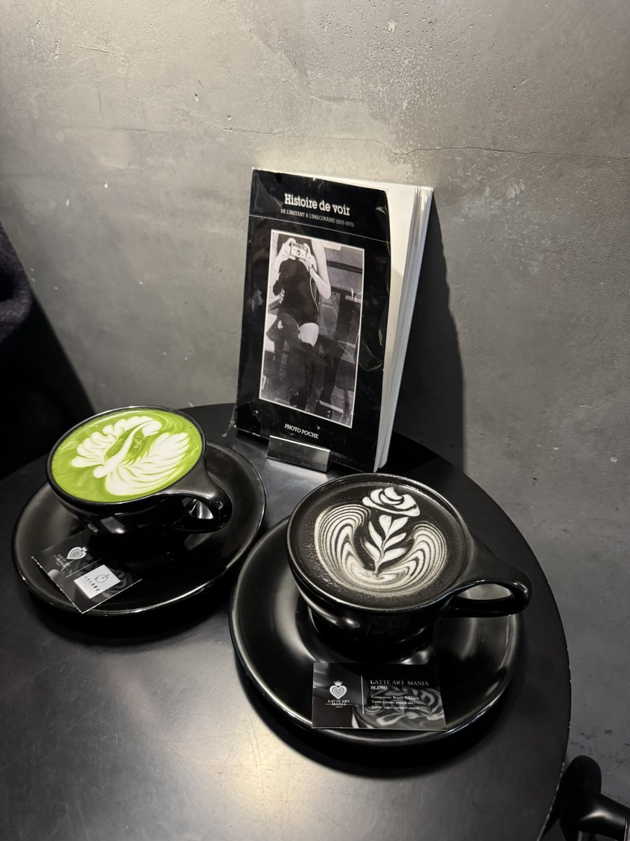 matchingphoto's tweet photo. 外苑前でモノトーンカフェを探してるなら、『LATTE ART MANIA TOKYO（ラテアートマニアトウキョウ）』はかなりおすすめです。

黒とグレー、ラテカラーで統一された店内がシックでかなりオシャレ。

スタンディング形式なので、　　　　　　　　　　　　　　　　　　　　　　　　　　　　　　　　　　　
重すぎずサクッと寄れる雰囲気もデート向きです。

外苑前駅から徒歩5分。

ラテアート専門カフェなので、コーヒーそのものの満足度も高いですが、個人的には空間の完成度がかなり好きでした。

マッチングアプリ写真で使うなら、

・ラテを手に持った自然な笑顔
・モノトーン背景で大人っぽい雰囲気
・カウンター前で軽く立つクールなカット
・コーヒーを飲む休日感のある1枚

このあたりがかなり相性いいです。

アプリ写真って、顔だけじゃなくて「この人と会ったらどんな時間を過ごせそうか」まで見られます。

こういう洗練されたカフェで撮ると、都会的で落ち着いた印象が自然に伝わる。

外苑前で撮影やカフェデートするなら、かなり使いやすい一軒です📸