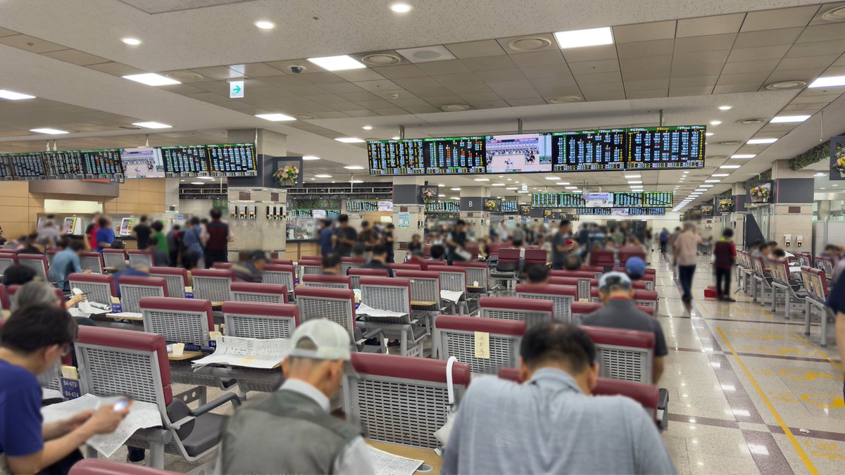 bobbbbbb's tweet photo. ソウル競馬場、若者向け（U-40）のエリアと、普通の馬券購入者ゾーンがあるんだが、なんか雰囲気が違う、なんでだろうな、これ万国共通なのだろうか

←若者エリア　　馬券購入者エリア→ https://t.co/nF4Caoox6G